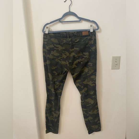 JUDY BLUE DISTRESSED CAMO SKINNY FIT JEANS SIZE 13/31 - Picture 3 of 8